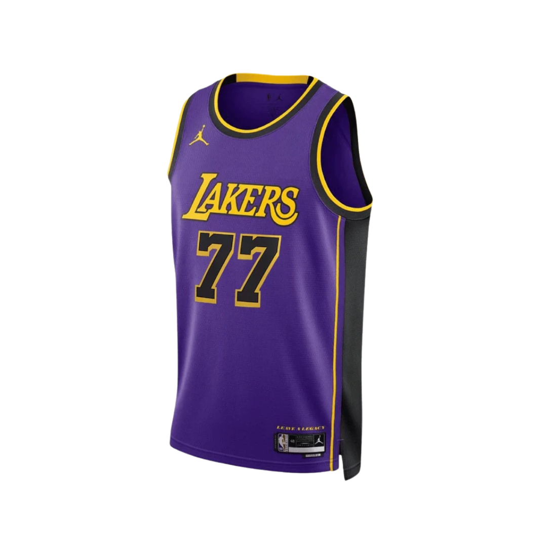 Regata NBA Los Angeles Lakers Statement Edition Swingman Jersey Luka Doncic 77 Roxa