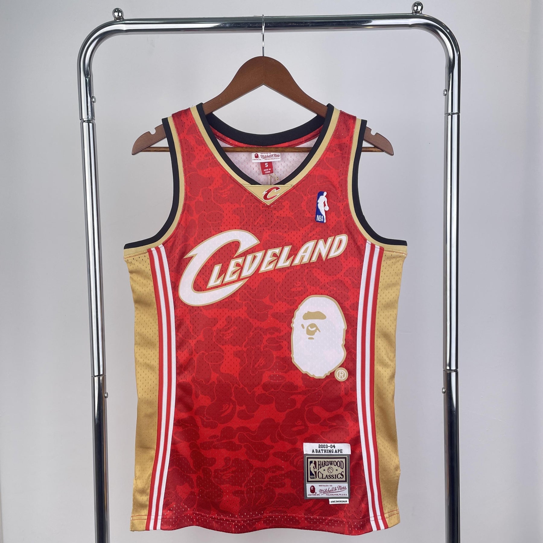 Regata Swingman BAPE X Cleveland Cavaliers Mitchell & Ness Hardwood Classics 2003/04