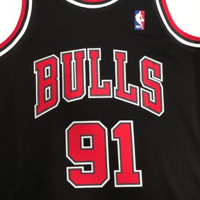 Regata NBA Chicago Bulls 97/98 Mitchell & Ness Hardwood Classics Swingman Preta Dennis Rodman 91