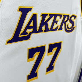 Regata NBA Los Angeles Lakers Association Edition Swingman Jersey Luka Doncic 77 Branca