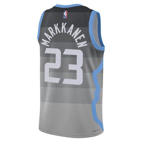 Regata NBA Utah Jazz 25/26 City Edition Swingman Badge Jersey Lauri Markkanen 23 Preta