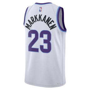 Regata NBA Utah Jazz Association Edition Swingman Badge Jersey Lauri Markkanen 23 Branca
